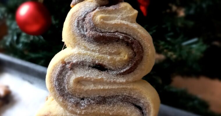 Puff pastry Christmas trees (Braduti cu nutella)