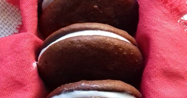 Whoopie pies (Biscuiti pufosi de ciocolata)