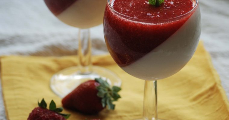 Panna Cotta cu capsuni la pahar