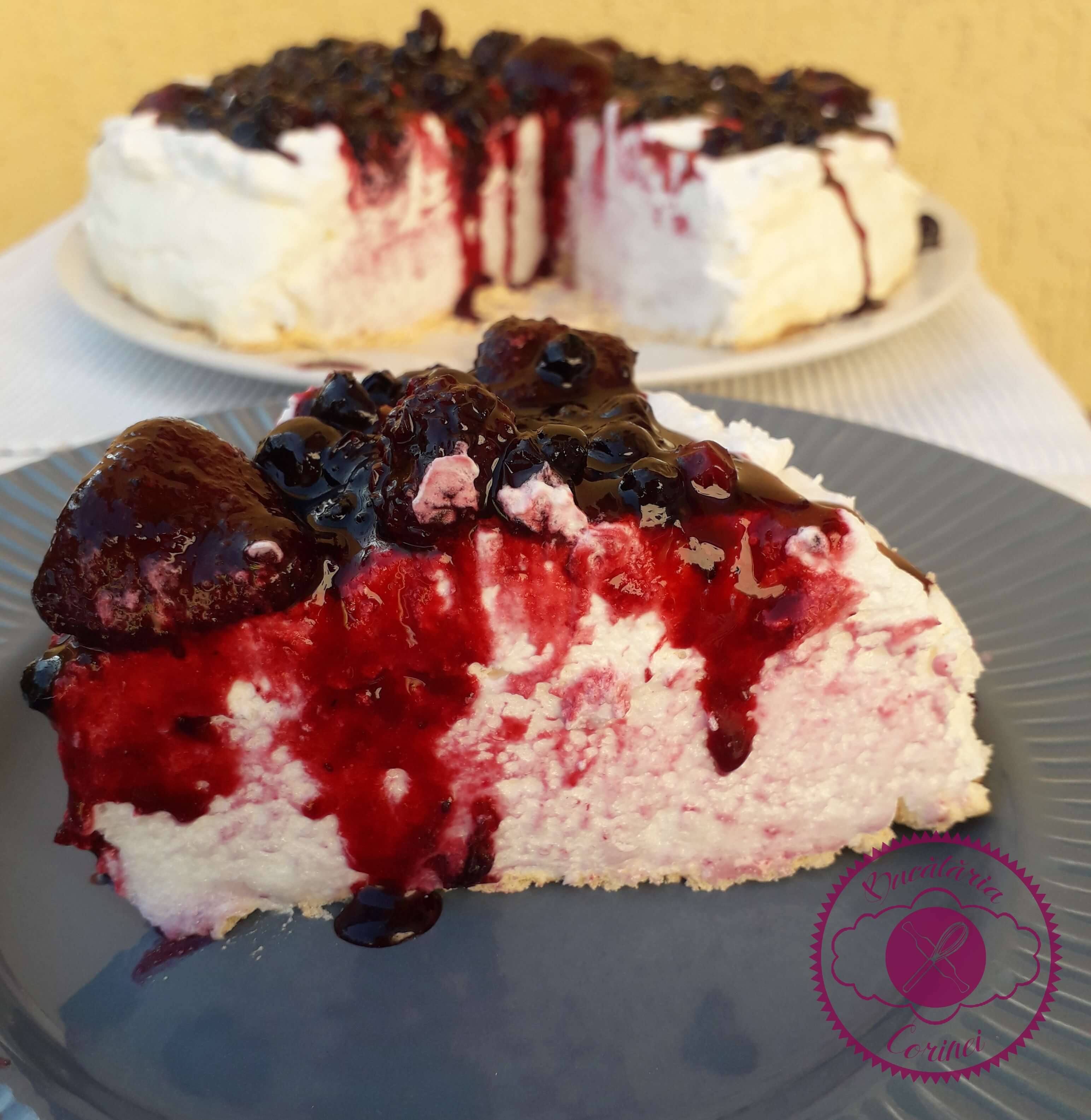 Pavlova cu fructe de padure