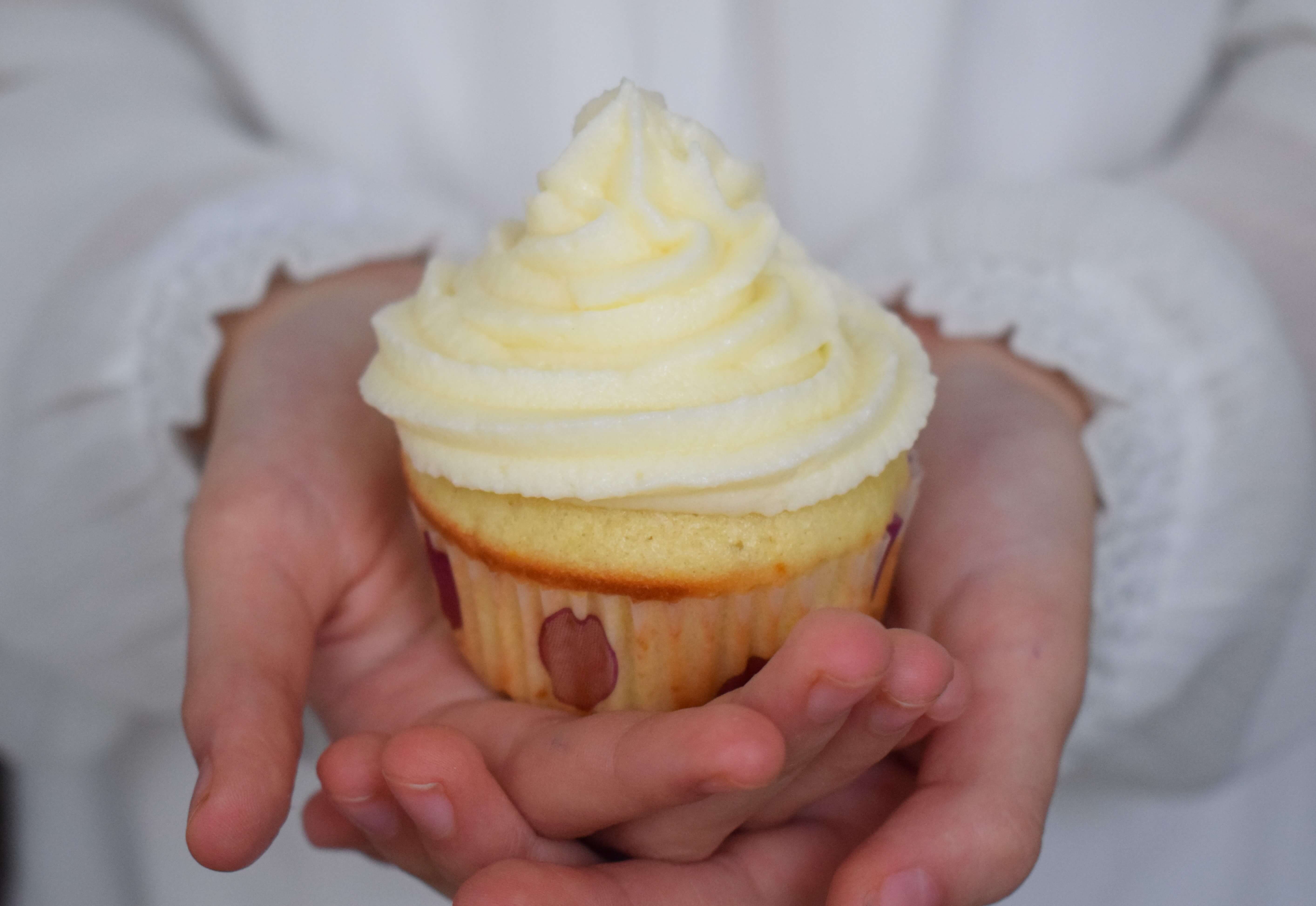 Cupcakes cu vanilie si crema de branza