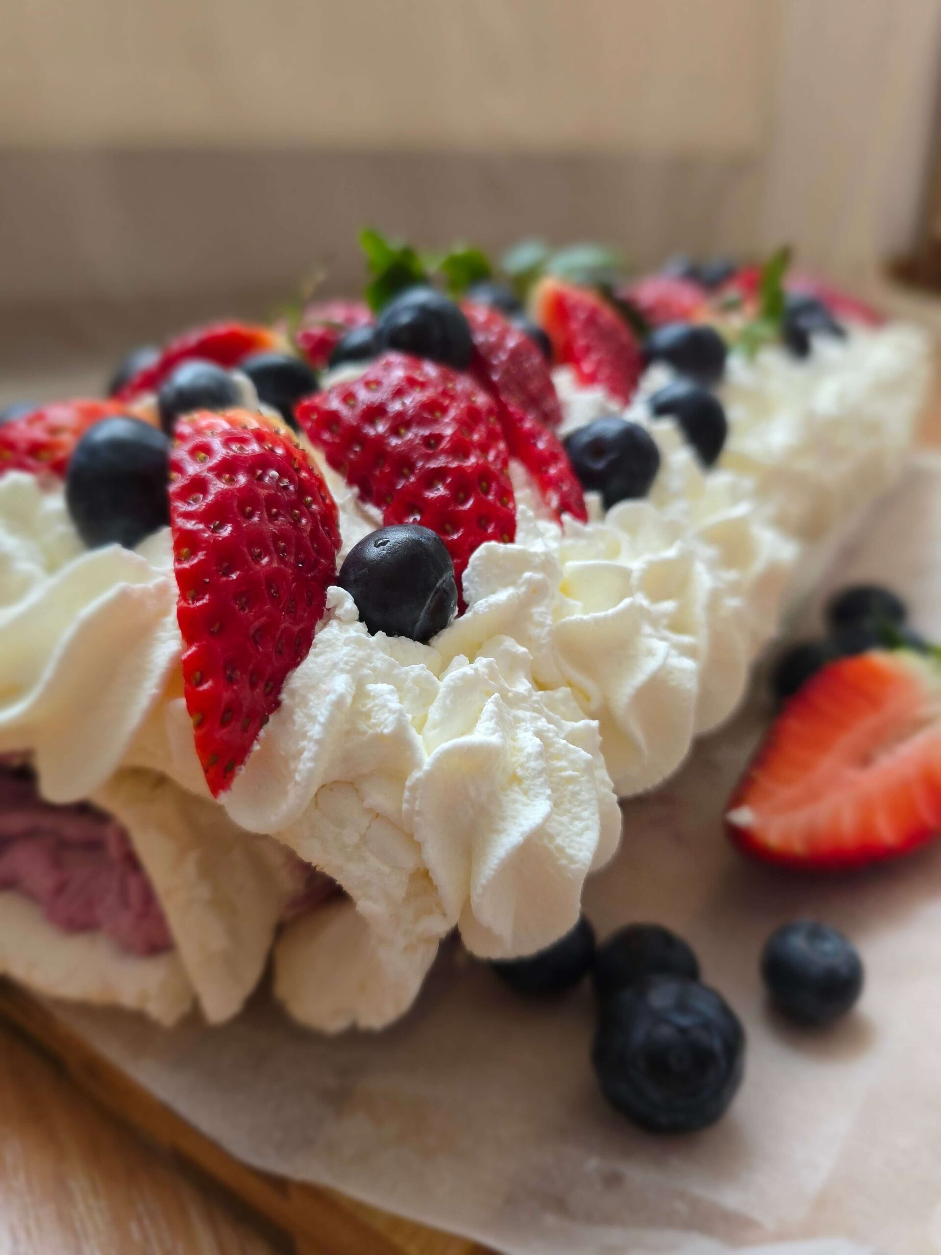 Rulada de bezea cu fructe de padure