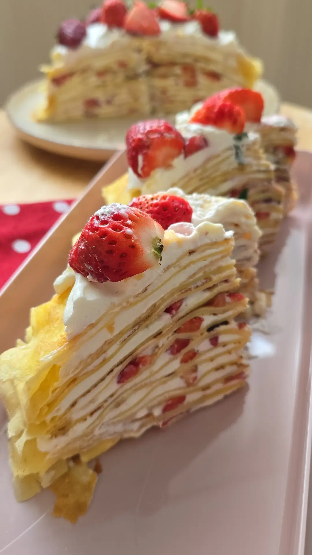 Strawberry cream crepe cake-tort de clatite cu capsuni